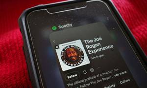 Spotify har brugt 100 millioner dollar - godt 650 millioner kroner - på at få rettighederne til Joe Rogans podcast, som har millioner af lyttere. Foto: Mandel Ngan/Ritzau Scanpix