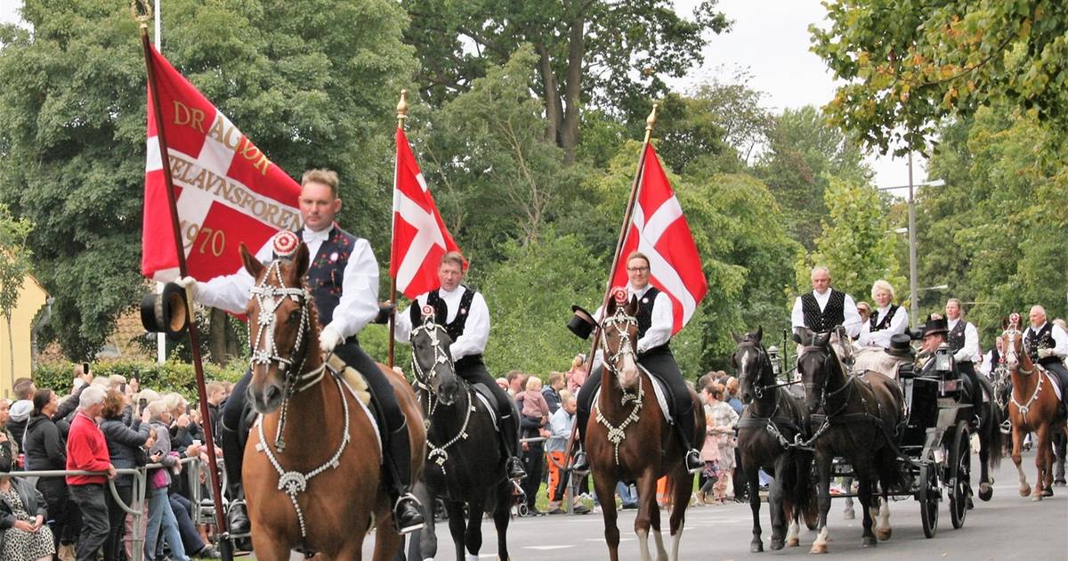 I Dragør fejres fastelavn på hesteryg med punch i blodet - Jyllands-Posten