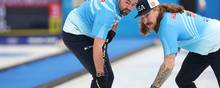 USA med John Landsteiner og Matt Hamilton tildelte det danske curlinghold endnu et nederlag ved OL. Foto: Eloisa Lopez/Reuters