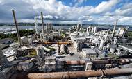 Aalborg Portlands Cementfabrik spiller en hovedrolle i de politiske forhandlinger om en ny dansk CO2-afgift, fordi mange frygter, at en høj national afgift vil få fabrikken til at lukke. Foto: Henning Bagger