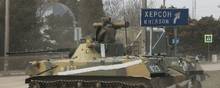 En kampvogn kører på vejen i byen Armyansk på Krim, efter at Vladimir Putin har godkendt en militær operation. Foto: Reuters