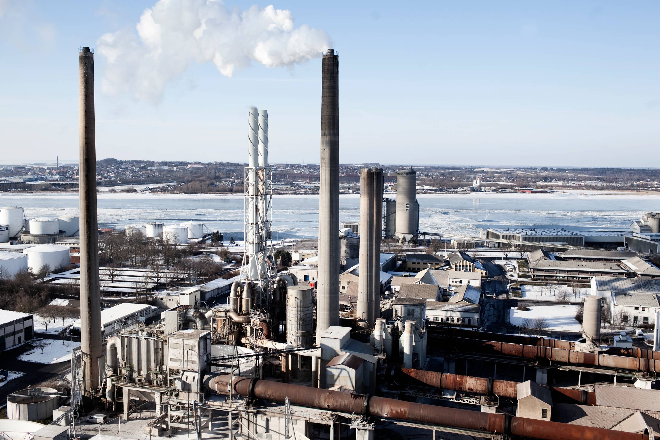 Det er i miljøøkonomisk vismand Lars Gårn Hansens optik ikke et særligt stort problem, hvis en ny CO2-afgift betyder, at Aalborg Portland lukker og slukker sin cementproduktion. Desværre går miljøvismanden galt i byen et par steder, mener Mads Andersen. Arkivfoto: Mie Brinkmann