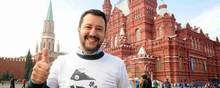 Matteo Salvini fra det italienske parti Lega har ikke lagt skjul på sin beundring for Putin. Her poserer han på Den Røde Plads i Moskva.