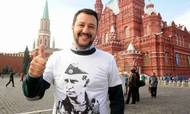 Matteo Salvini fra det italienske parti Lega har ikke lagt skjul på sin beundring for Putin. Her poserer han på Den Røde Plads i Moskva.