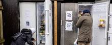 Frivillige fylder mad i køleskabene ved Skraldecaféen, som ud over at være café også tilbyder udsatte mennesker at hente overskudsmad fra supermarkeder i deres køleskabe. Arkivfoto: Joachim Ladefoged