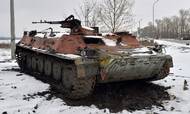 Mange steder møder russerne hård modstand. Her et destrueret pansret køretøj nær Kharkiv. Foto: Sergey BOBOK / AFP)
