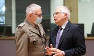 Josep Borrell i selskab med general Claudio Graziano, formand for EU's Military Committee (CEUMC). Foto: François WALSCHAERTS / AFP)