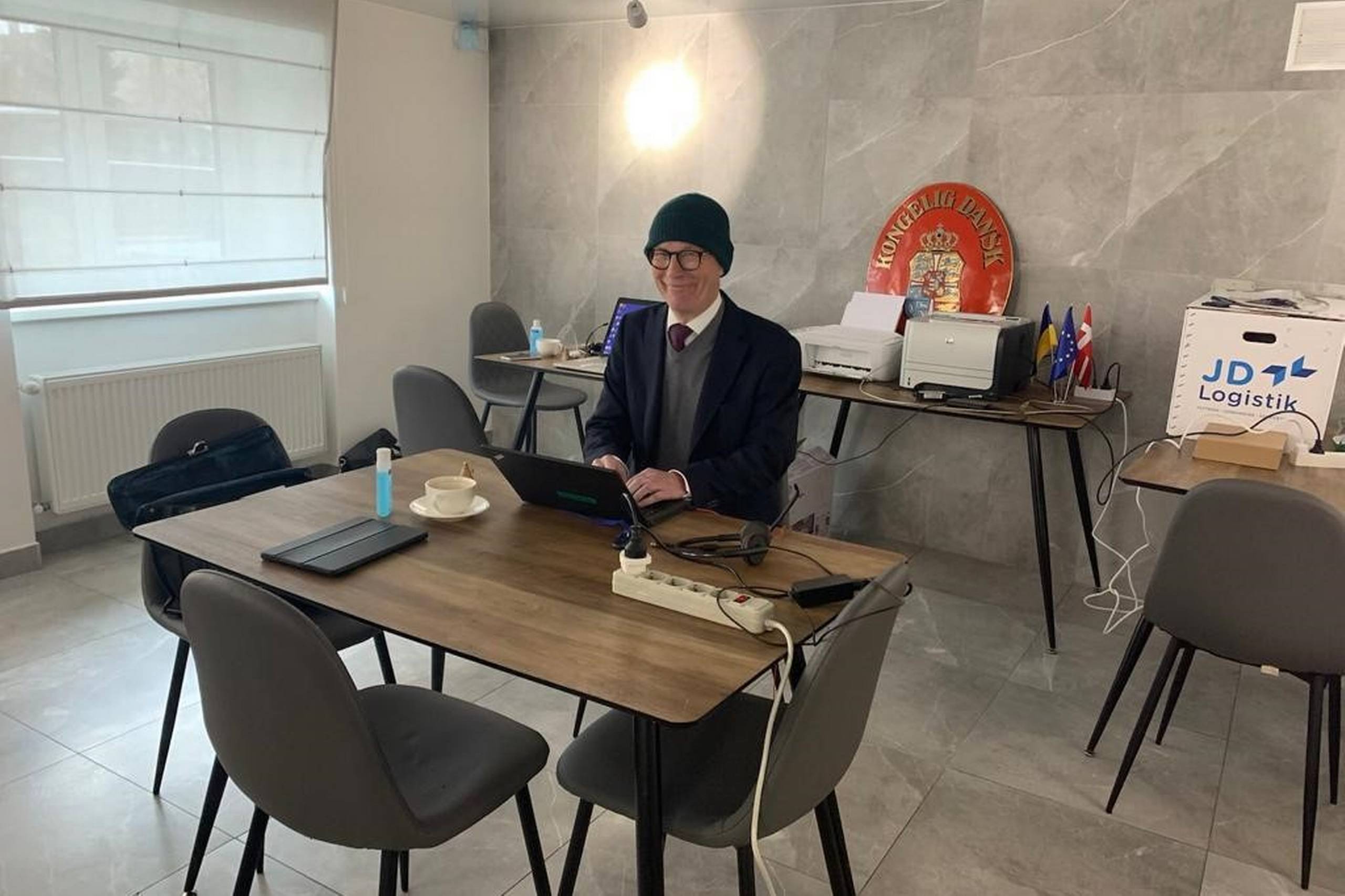 Den danske ambassadør i Ukraine, Ole Egberg Mikkelsen, sidder her i en kold kælder i det vestlige by Lviv. De danske ambassadeansatte flyttede ambassaden hertil fra Kyiv forrige uge. Ambassadøren er nu rejst helt ud af Ukraine og arbejder fra Polen. Foto: Privat