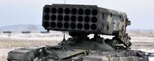 Det russiske TOS-1A er et termobarisk raketsystem, der suger al luft ud af omgivelserne og smadrer menneskers indre organer. Systemet er monteret på en T-72-kampvogn. Foto: Vitaly V. Kuzmin, Wikimie, Creative Commons