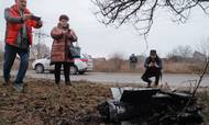 Indbyggere i Kyiv bruger deres mobiltelefoner til at dokumentere følgerne af et russisk missilangreb på hovedstaden. De er med til at ændre dækningen af krige fundamentalt. Alt kommer nu frem. Intet kan holdes hemmeligt. Foto: Sergej Dolzhenko/Epa