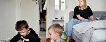 Mariana Klynchyk er flygtet med sine to sønner, Max (tv.) og Ostap, fra Ukraine til Silkeborg. Drengene elsker alt det nye legetøj. Om natten sover de alle tre i samme seng. Foto: Mathilde Bech