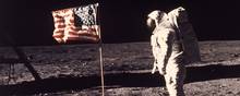 Fotografiet af Buzz Aldrin, der står på Månen ved det amerikanske flag, er blandt billederne på auktionen. Det er vurderet til 20.000-30.000 kr. Foto: AP Photo, Neil Armstrong, NASA