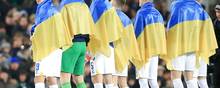 Vitaliy Mykolenko og resten af Everton-spillerne gik på banen med ukrainske flag om skuldrene. - Foto: Lindsey Parnaby/Ritzau Scanpix