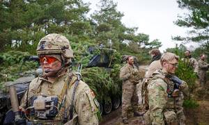 Forsvarets kampbataljon på højt beredskab træner i øvelsesterrænet ved Oksbøllejren. Et flertal har besluttet at øge forsvarsbudgetterne til 2 pct. af BNP frem til 2033. Foto: Bo Amstrup/Ritzau Scanpix