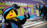 I 2021 åbnede Legoland sit nye område, Lego Movie World, inspireret af den enorme succes, Lego The Movie fik i 2014. Lige nu rider Lego på en bølge af vækst, men kunder og analytikere begynder at mane til forsigtighed. Måske kan Lego tjene for mange penge. Foto: Tim Kildeborg Jensen
