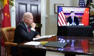 Dette foto er taget i november 2021, da USA's præsident, Joe Biden, talte over videolink med Kinas leder, Xi Jinping. Et nyt møde fandt sted fredag efter stigende spændinger mellem de to lande. Arkivfoto: Mandal Ngan/AFP