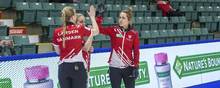 De danske curlingkvinder har vundet fire ud af seks kampe ved VM. Her ses danskerne tage den tredje sejr ved VM i curling, da de spillede mod Tyrkiet. - Foto: James Doyle/Ritzau Scanpix