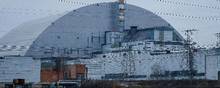 Efter at atomkraftværket Tjernobyl eksploderede i 1980'erne byggede man en skal, der omslutter den nedsmeltede fjerde reaktor på kraftværket. Skallen skal sikre, at der ikke slipper radioaktiv stråling ud. Arkivfoto: Gleb Garanich/Reuters