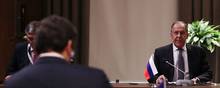 Udenrigsministrene fra Rusland og Ukraine Sergei Lavrov og hans ukrainske modpart, Dmytro Kuleba (med ryggen til) ses her under et tidligere møde. Tyrkiet siger, at de nu ventes at mødes igen inden for en eller to uger. Foto: Cem Ozdel/Ritzau Scanpix