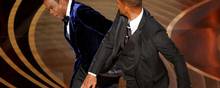 Chris Rock fik en syngende lussing af skuespiller Will Smith for en vittighed, som han fyrede af om Smiths hustrus pletskaldethed. - Foto: Brian Snyder/Reuters