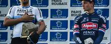 Sonny Colbrelli (til venstre) hyldes for sin sejr i sidste års udgave af Paris-Roubaix. Arkivfoto: Anne-Christine Poujoulat/Ritzau Scanpix