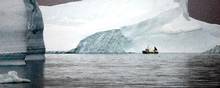 Over hele kloden smelter isen. Også her i Diskobugten i Grønland, hvor indlandsisen hvert år mister noget af sin masse, fordi det bliver varmere, og fordi opvarmningen sker dobbelt så hurtigt i de arktiske egne som på resten af kloden. Arkivfoto: Thomas Wilmann
