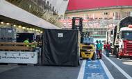 Før Formel 1-holdenes personale ankommer til banerne rundtom i verden, er der sendt containervis af grej, som skal stilles op. Her fra et tidligere løb i Australien. Foto: Mister Shadow/AP