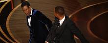 ill Smith (t.h.) stak Oscar-værten Chris Rock en lussing, da Rock fortalte en vittighed om Smiths kone, Jada Pinkett Smith, ved Oscarshowet den 27. marts. Det koster Smith ti års udelukkelse. Foto: Robyn Beck/AFP
