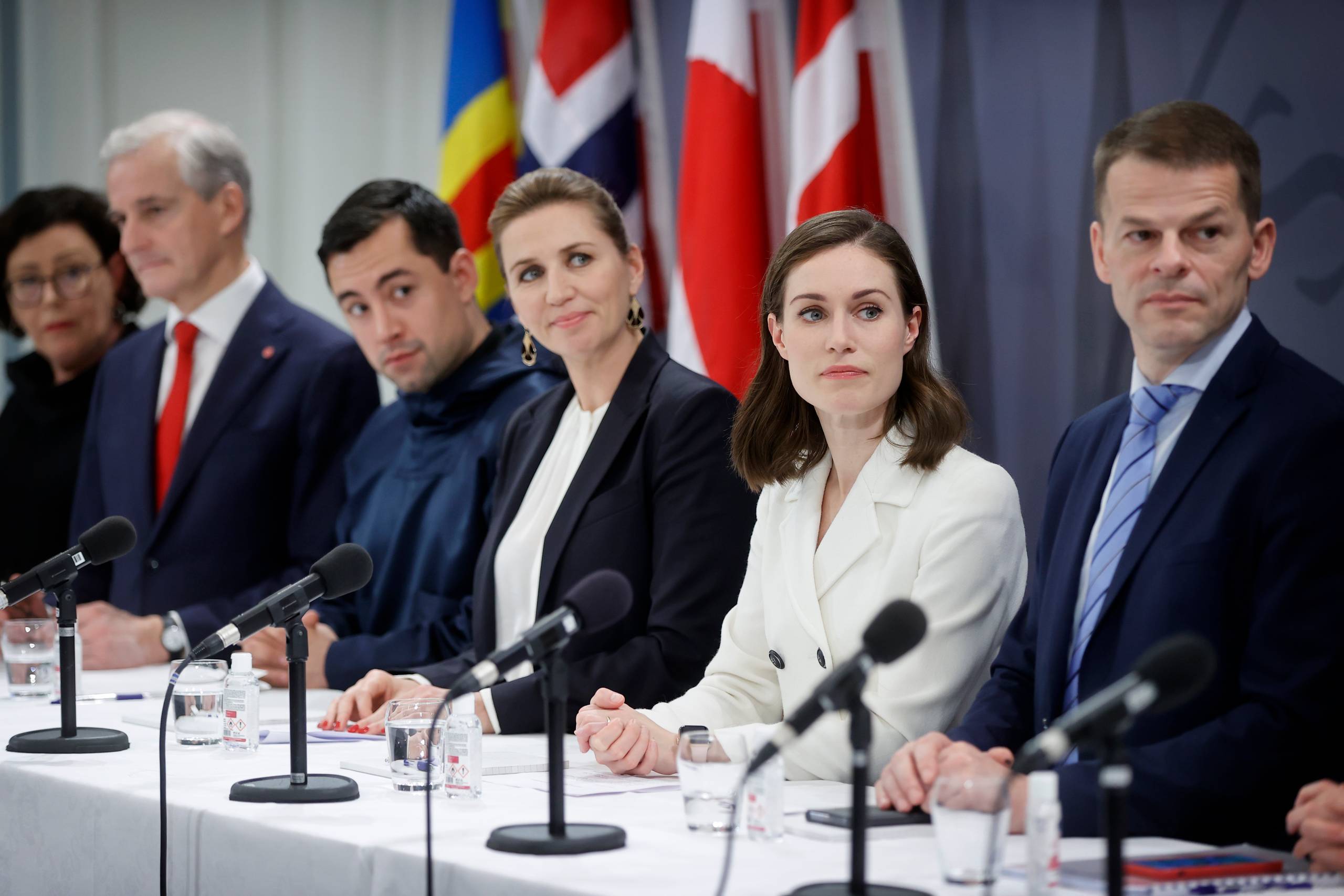 Kvindelige ledere som Finlands premierminister, Sanna Marin, og Danmarks statsminister, Mette Frederiksen, kan ikke sætte sig ind i de maskuline kræfter, der er på spil i en krig, og skal derfor passe på, hvordan de agerer politisk, mener Gert Karlson. Arkivfoto: Jens Dresling