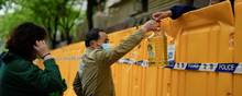 En beboer får udleveret fødevarer under lockdown i Shanghai. Foto: Aly Song/Reuters