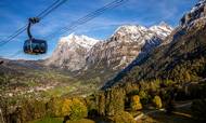 Med den revolutionerende Eiger Express kan rejsende svæve over alpelandsbyer, skovområder og bjergtinder mod toppen af Eigergletscher. Foto: Jungfraubahnen 2019