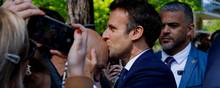 Emmanuel Macron kyssede den samme vælger på panden forud for både første og anden runde af præsidentvalget, før han afgav sin stemme i Le Touquet ved Den Engelske Kanal. Foto: Gonzalo Fuentes/AFP