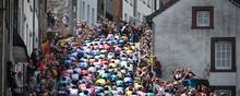 I Belgien og Frankrig fylder cykelsporten meget. Da feltet trampede op ad La Côte de Saint-Roch, fyldte søndagens Liège-Bastogne-Liège alt. Foto: Eric Lalmand/AFP