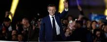 Emmanuel Macron kan se frem til fem år mere som Frankrigs præsident efter sejren over Marine Le Pen i den anden og afgørende valgrunde. Søndag aften holdt han sejrsfest for foden af Eiffeltårnet. Foto: Benoit Tessier/Reuters