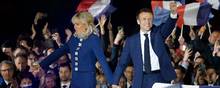 Frankrigs præsident, Emmanuel Macron, fejrer sit genvalg sammen med sin hustru, Brigitte Macron.  Foto: Ludovic Marin / AFP