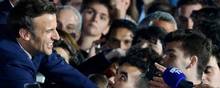 Emmanuel Macron hyldes af sine tilhængere ved sejrsfesten søndag aften. Ifølge de franske medier står den genvalgte franske præsident over for et bjerg af problemer. Foto: Ludovic Marin/AFP