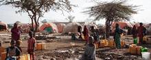 Fordrevne i Somalia venter på vand i en af de mange lejre for internt fordrevne. Dele af Somalia samt Kenya og Etiopien er ramt af den tørreste periode i over 40 år. Foto: Yasuyoshi Chiba/Ritzau Scanpix