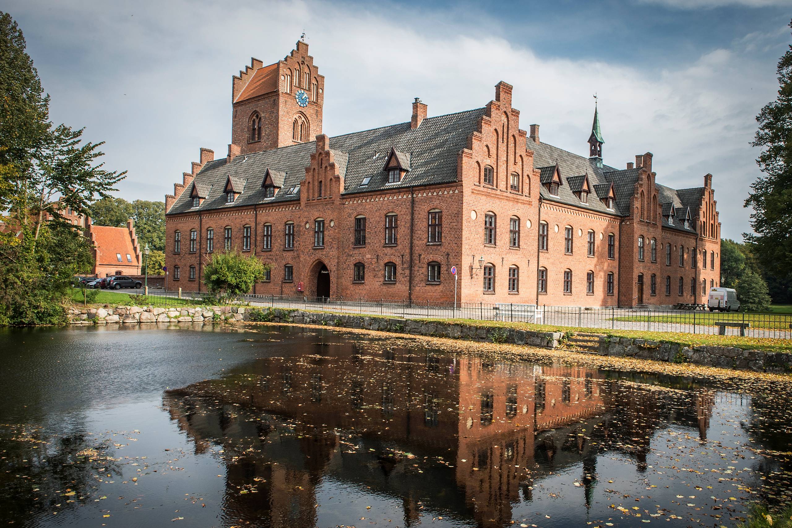 Efter afsløringen af de vanvittige forhold på Herlufsholm bør kronprisparret tage deres søn, Christian, ud af skolen og undlade næste sommer at sende deres datter Isabella afsted til, hvad der lader til at være en rædselsanstalt, mener Niels Graverholt. Arkivfoto: Jonas Olufson
