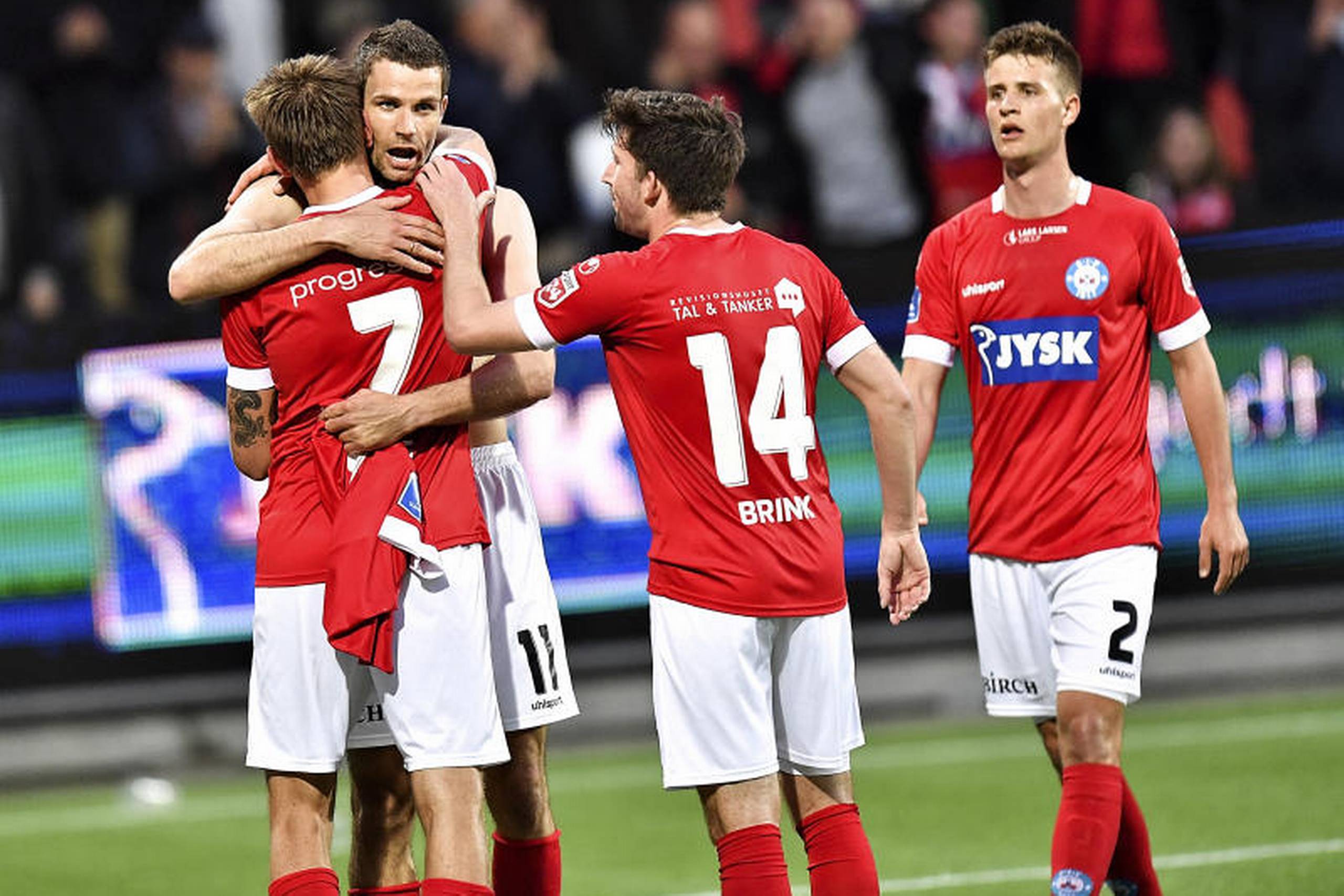 Silkeborgs Nicklas Helenius med front mod kameraet og holdkammeraterne Nicolai Vallys, Mark Brink og Rasmus Carstensen fejrer Helenius' målscoring i kampen mellem Silkeborg og Randers FC. Foto: Ernst van Norde/Ritzau Scanpix.