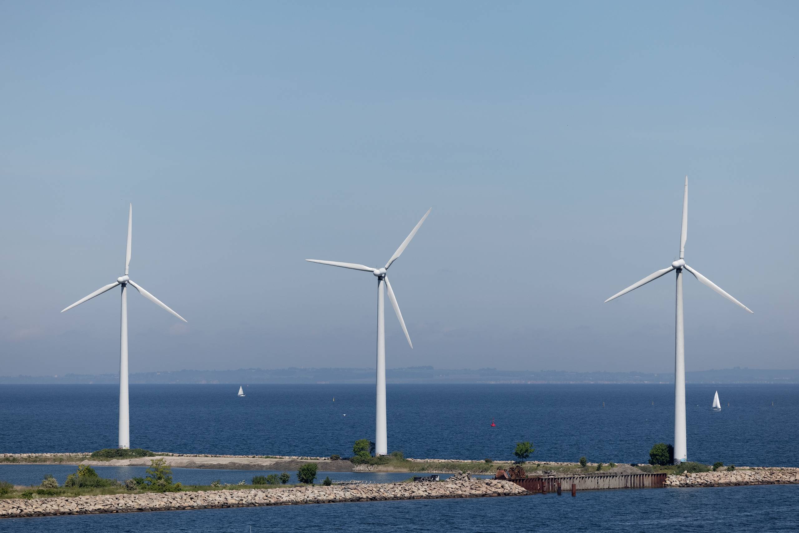 Det er endnu uvist, hvor meget vindkraften i Nordsøen skal udbygges for at sætte yderligere skub i den grønne omstilling og EU’s uafhængighed af kul, olie og gas, men til gengæld står det klart, at tidshorisonten for det nye mål formodentlig er kort, mener indlæggets skribenter. Arkivfoto: Thomas Borberg 