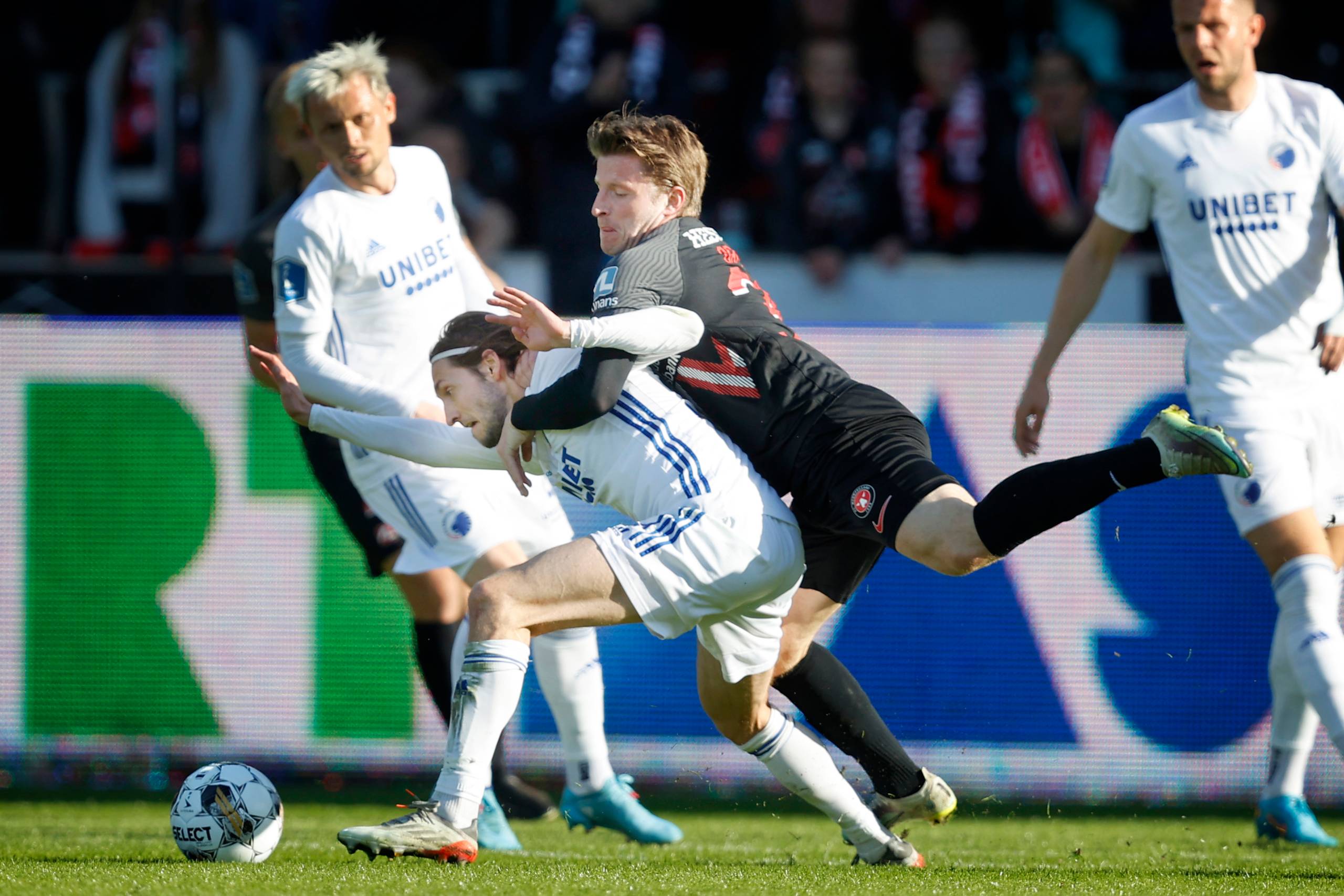 FC Midtjyllands Anders Dreyer og Rasmus Falk fra FC København er nogle af de profiler, der har udmærket sig mest i løbet af sæsonen. Her er de i direkte duel om bolden, på samme måde som deres hold var i tæt kamp om mesterskabet. Foto: Jens Dresling