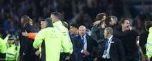 Patrick Vieira bliver helt ude til venstre i billedet eskorteret fra banen af sikkerhedsfolk, mens Frank Lampard helt ude til højre fejrer, at Everton overlever i Premier League. Foto: Carl Recine/Ritzau Scanpix