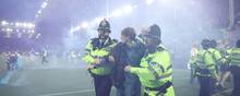 Politiet havde travlt, da Everton torsdag slog Crystal Palace 3-2 og reddede sig en ny sæson i Premier League. Foto: Carl Recine/Ritzau Scanpix