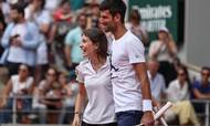 Novak Djokovic deltog søndag i en opvisningskamp på anlægget i Paris, hvor tilskuere fik mulighed for at spille med verdensstjernen. Foto: Thomas Samson /AFP