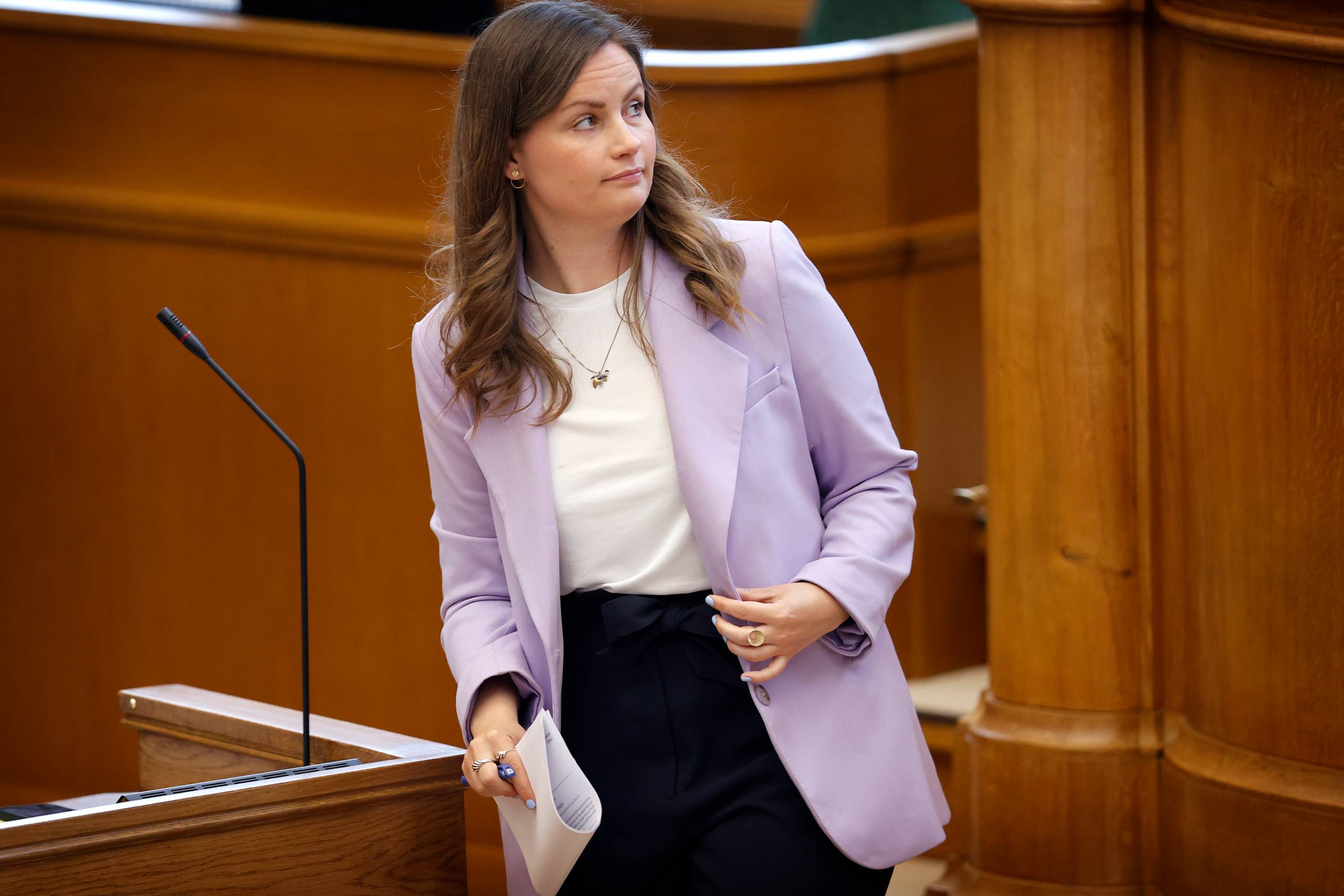 Mai Villadsen (EL) måtte igen og igen forklare Enhedslistens syn på Nato og EU, da hun indtog talerstolen under Folketingets afslutningsdebat. Foto: Jens Dresling