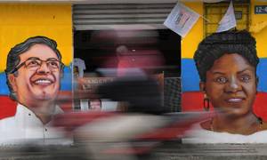 I Colombia tyder meget på, at landet fremover skal styres af Gustavo Petro (tv.), der har udpeget den 40-årige Francia Márquez (th.) til vicepræsidentskandidat. Her er de portrætteret på en mur i Cali, Colombia. Foto: Raul Arboleda/AFP