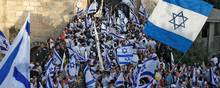 Tusindvis af israelere marcherede søndag ind i det muslimske kvarter i Jerusalems gamle bydel under et nationalistisk optog, der hvert år vækker palæstinensisk vrede. Foto: Ahmad Gharabli/AFP