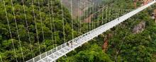 Med udsigt til både bjerge og regnskov er en gåtur på den nykonstruerede glasbro en spektakulær oplevelse. Foto: Nhac Nguyen/AFP