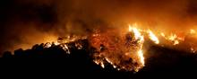 Naturbranden ses her ved Benahavis i Spanien onsdag. - Foto: Jon Nazca/Reuters