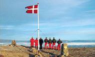 Både dannebrog og det canadiske flag har vajet over Hans Ø. Med den nye grænseaftale bliver der plads til begge. Øen deles. Foto: Royal Danish Navy/Ritzau Scanpix